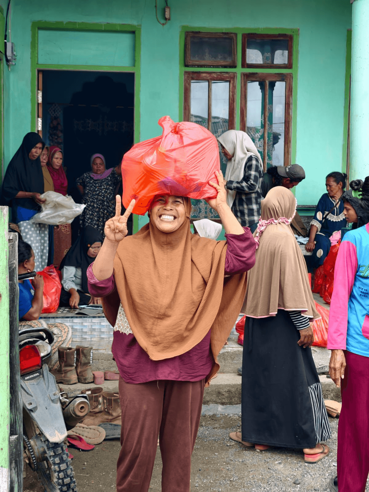 Dapat Sembako Murah dan Modal Usaha, Warga Soligi Antusias Sambut Bazar Ramadan Harita Nickel