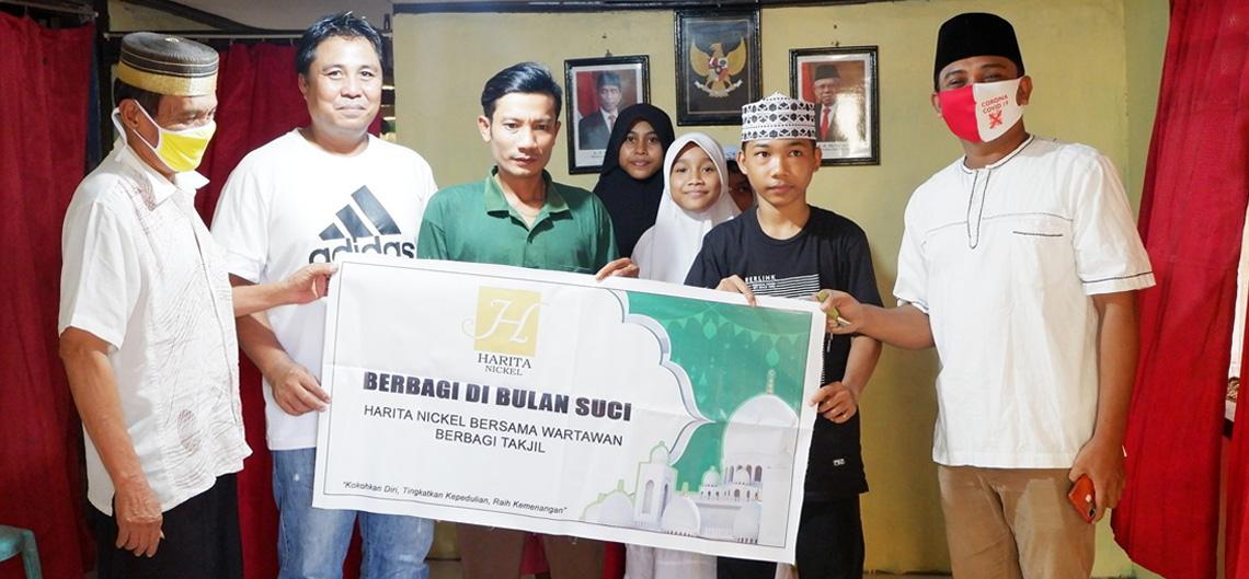 Peduli Sesama, Jurnalis Malut dan HARITA Bagikan Menu Buka Puasa