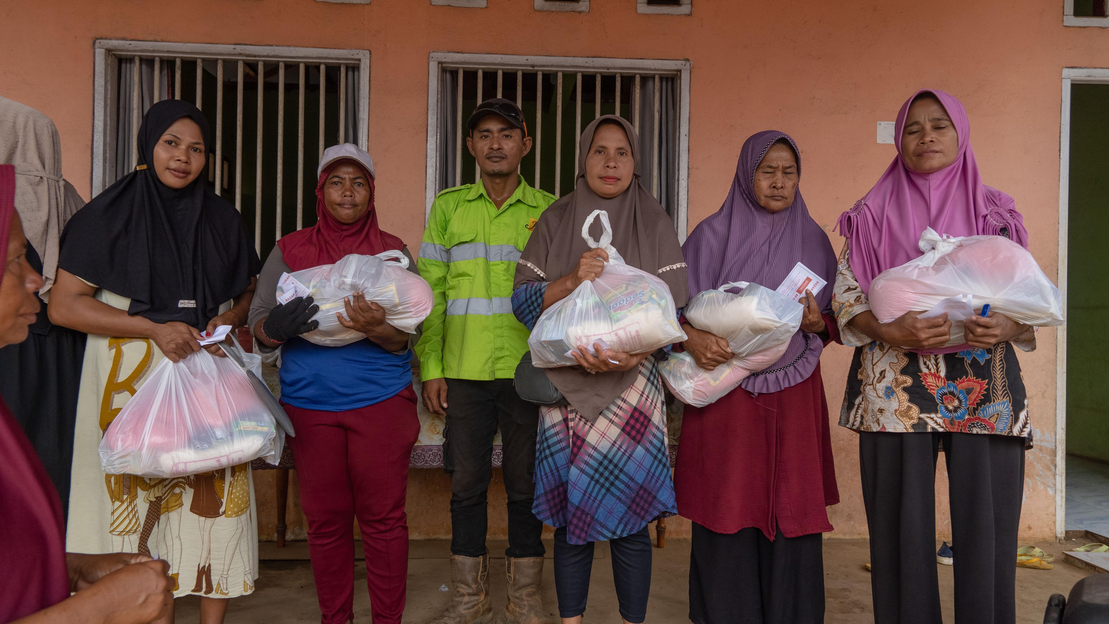 Bazar Sembako Murah Harita Nickel Disambut Antusias Warga Kawasi