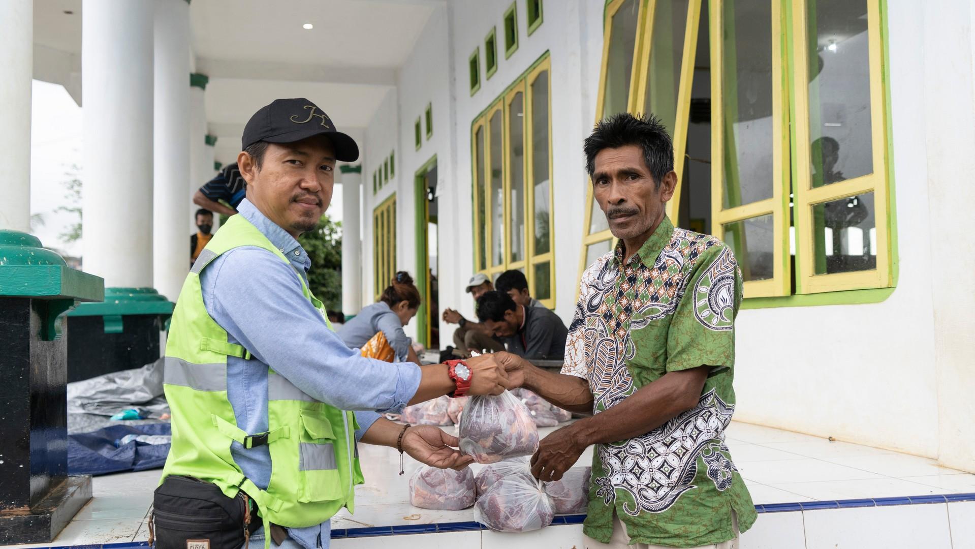 Peringati Iduladha, Harita Nickel Bagikan 17 Ekor Sapi