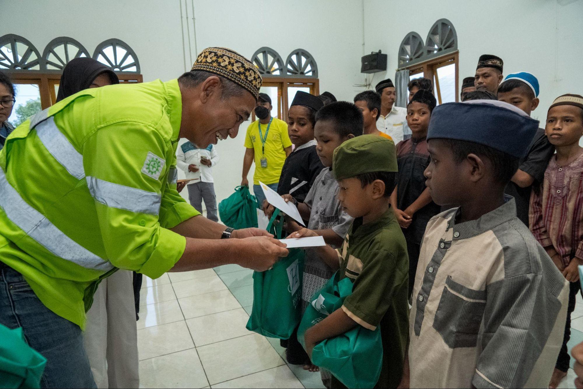 Harita Nickel Pererat Kebersamaan dengan Masyarakat Lingkar Tambang Lewat Safari Ramadan