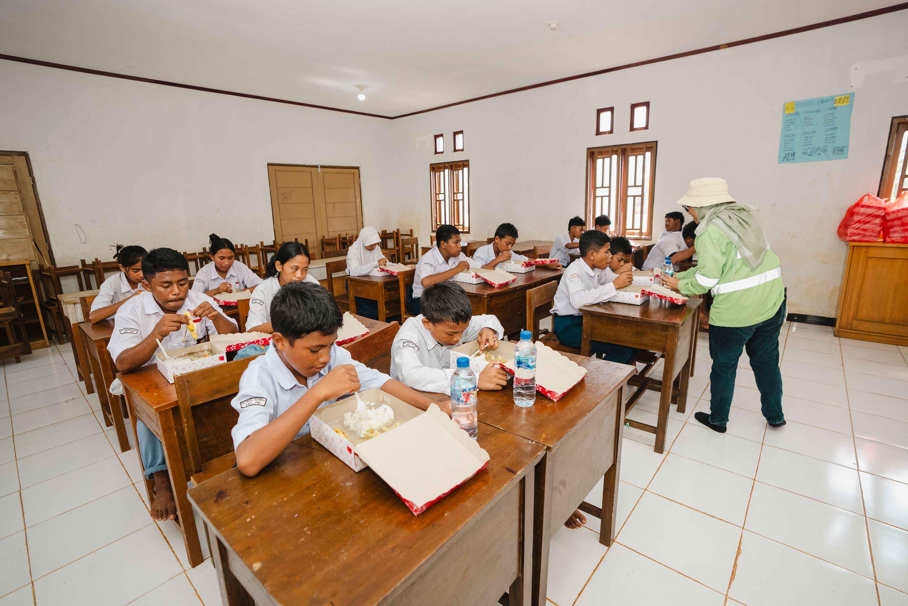 Dari Dapur ke Meja Belajar: Makan Siang Gratis untuk Siswa Kawasi