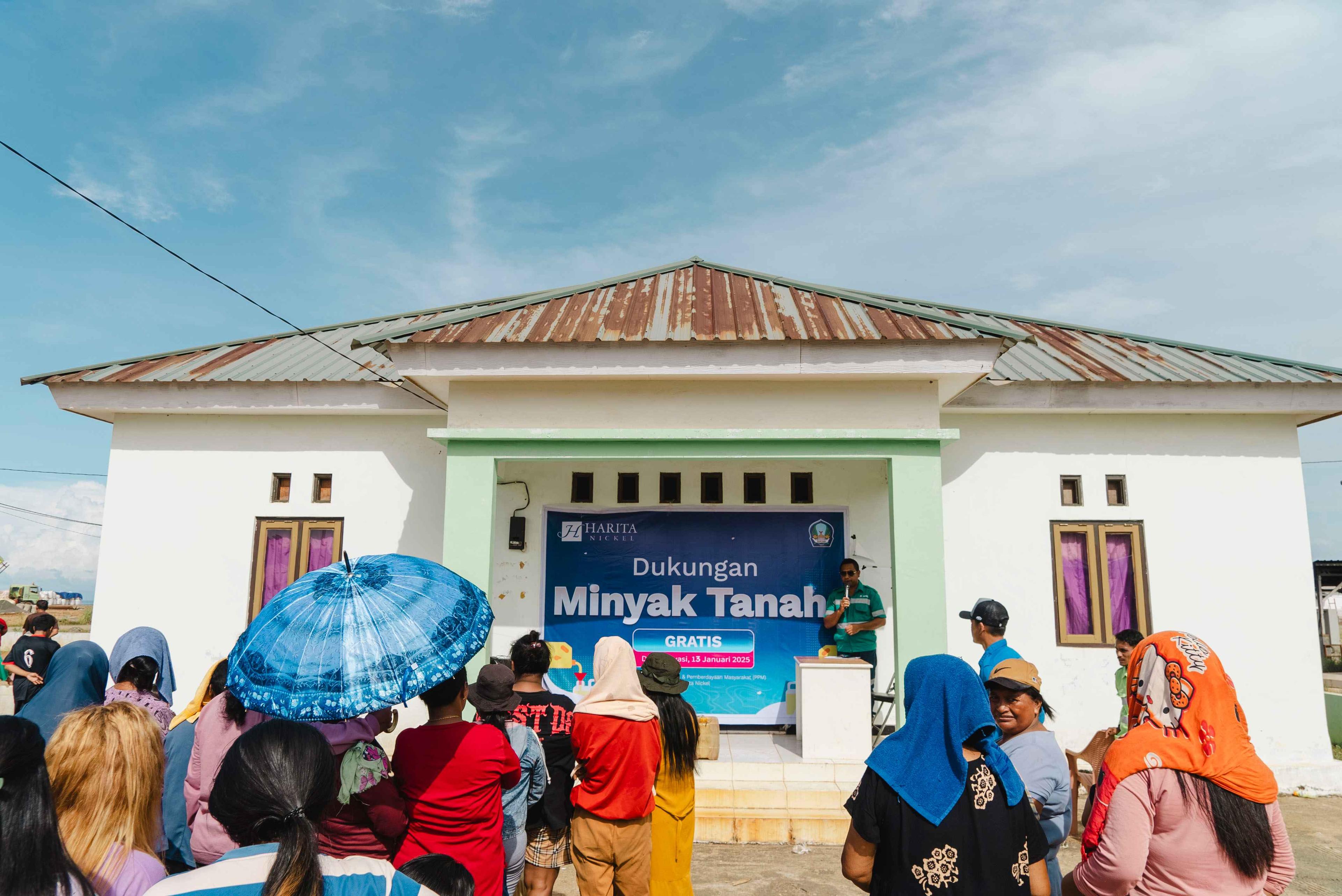 Harita Nickel Salurkan 8.700 Liter Minyak Tanah Gratis Bagi Warga Kawasi
