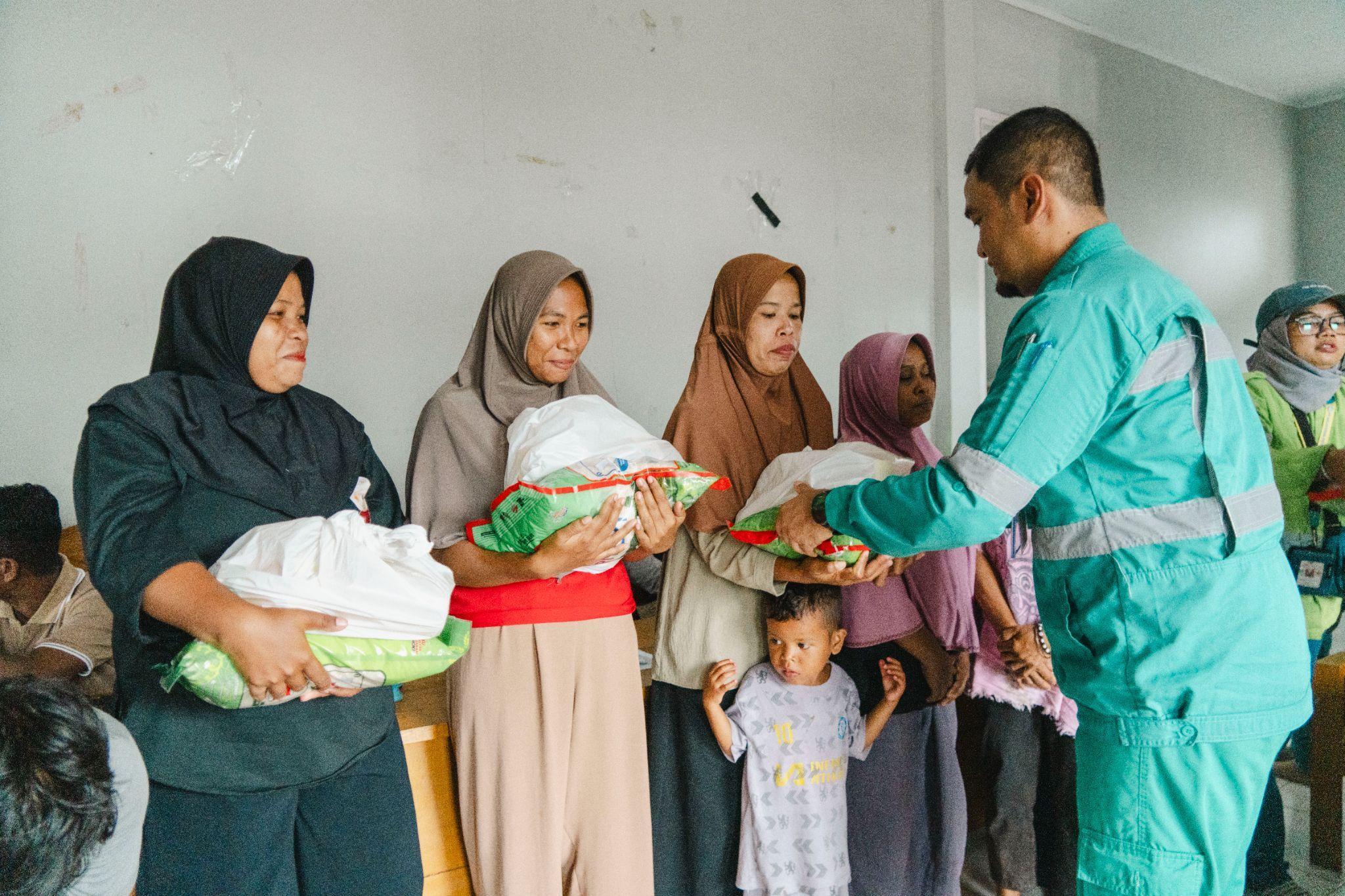 Harita Nickel Salurkan 255 Paket Sembako untuk Warga Terdampak Banjir Soligi dan Wayaloar
