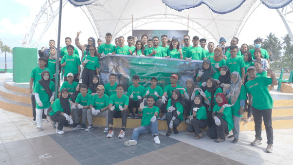 Commemorating Youth Pledge Day, Harita Nickel and South Halmahera Youth Organization Clean Up the Beach