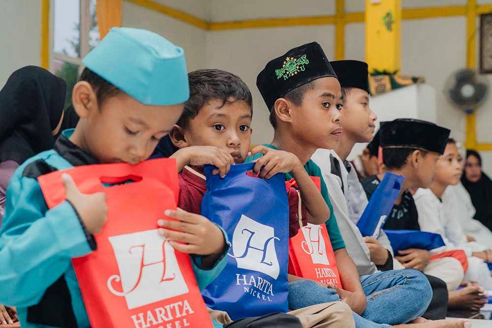 Safari Ramadan, Harita Nickel Bagikan 5.410 Bingkisan dan Santuni Anak Yatim